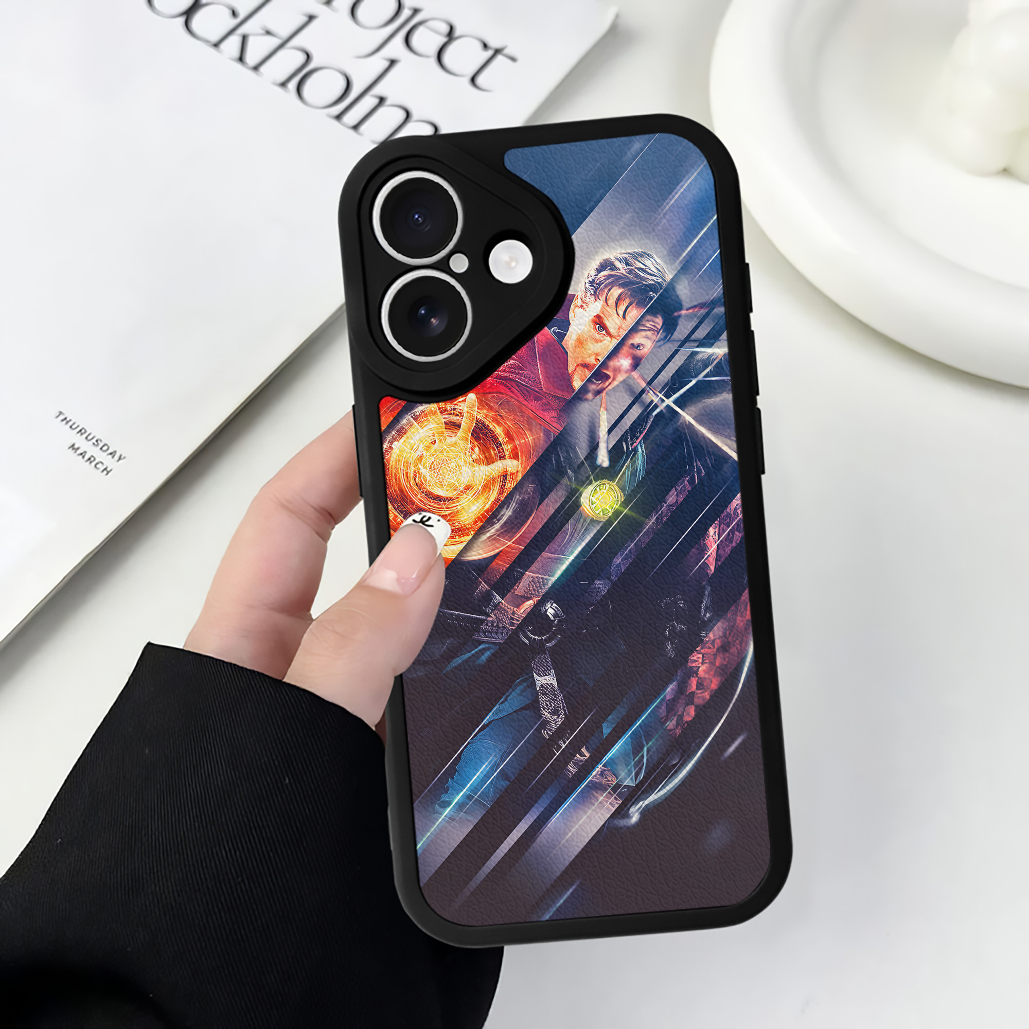 （画像用） アベンジャーズ The Avengers 【iPhone 16シリーズ対応】シリコンスマホケース（レザー調） 材質：シリコン